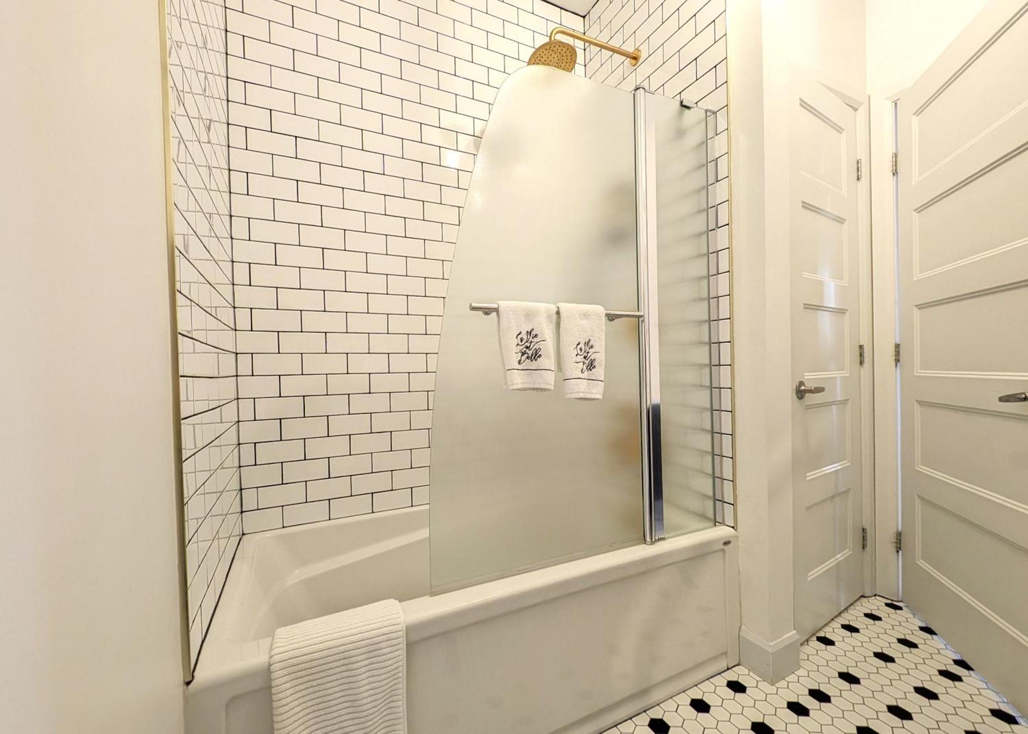 La Vie Est Belle: Free Parking, Gym, Rooftop Terrace Quebec City
